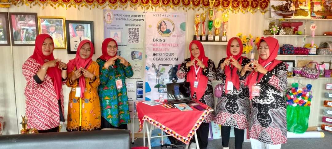 One of Assemblr EDU ACE teachers, Bu Nia held an exhibition
